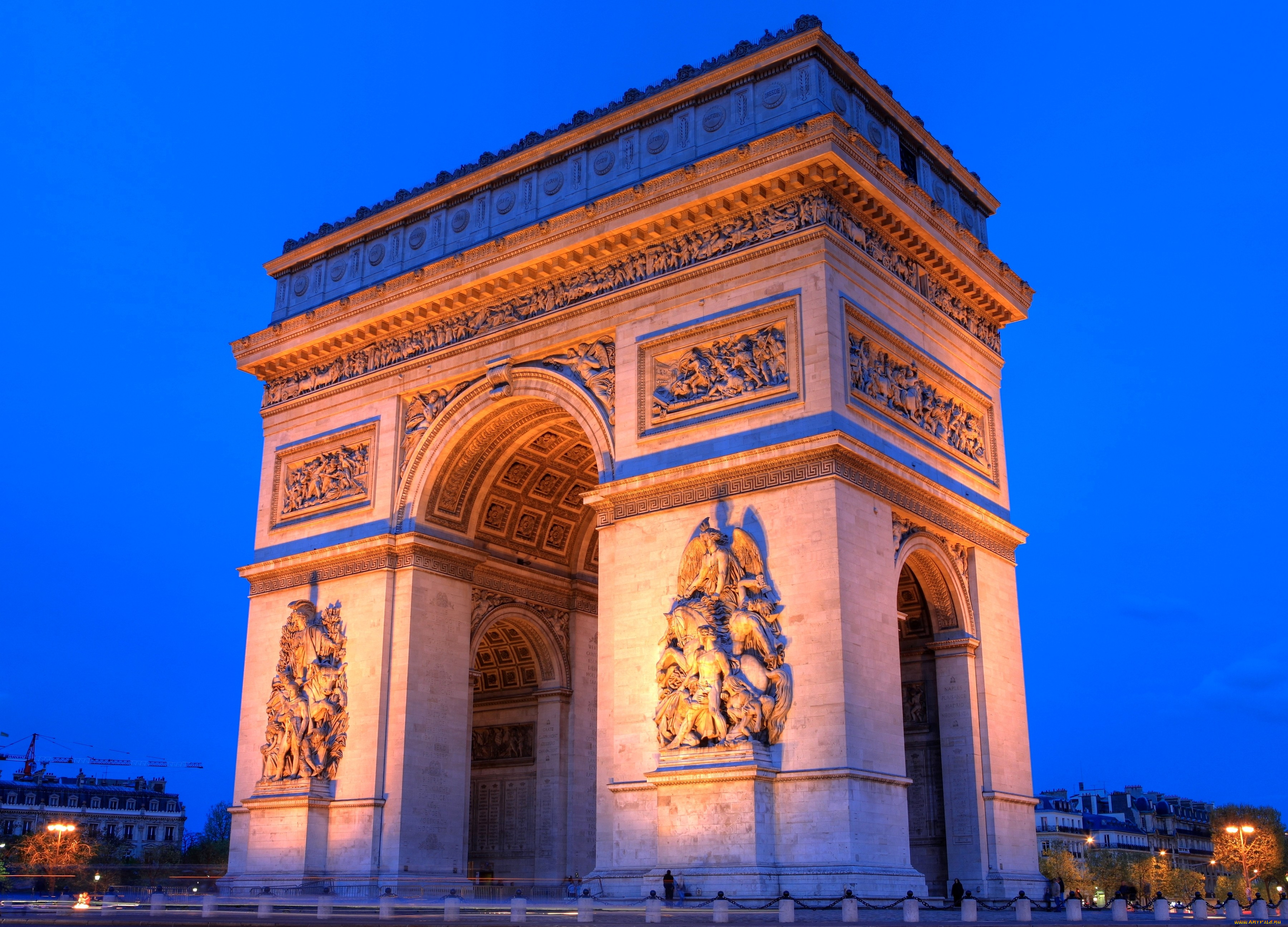 Когда была построена триумфальная арка. Триумфаотная аркамв Париже. Франция Париж Триумфальная арка. Триумфальная арка Париж архитектура. Утеумфальная река во Франции.